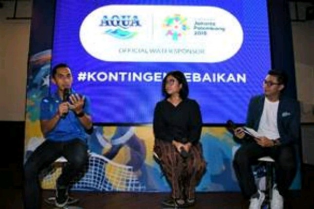 Marketing Manager Danone-AQUA Jeffri Ricardo bersamabDirektur Eksekutif Indorelawan, Maritta C. Rastuti saat konferensi pers Danone-AQUA (Foto: Dok. Danone-AQUA) 