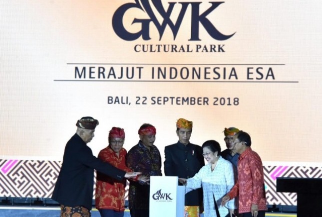 Presiden Joko Widodo (Jokowi) meresmikan patung Garuda Wisnu Kencana (GWK) di kawasan GWK Cultural Park, Bukit Ungasan, Kabupaten Badung Bali, Sabtu (22/9/2018) malam. (Foto: Humas Biro Staf Presiden)