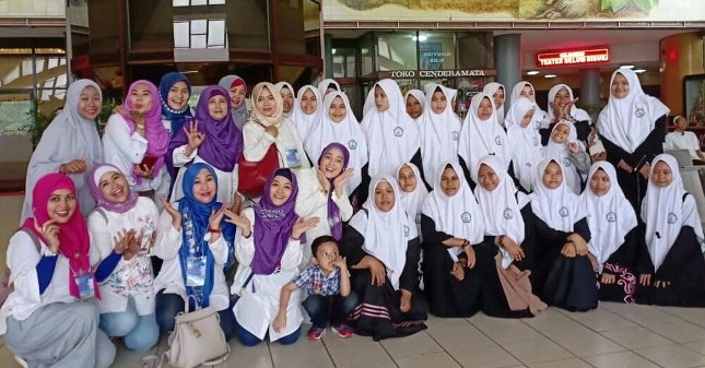 Dean Herdesviana, Founder Womens Spiritual Journey (WSJ) beserta para jamaahnya, foto bersama dengan para hafidzah dari Pondok Pesantren Modern Al-Husainy, di depan Teater Imax Keong Emas, Taman Mini Indonesia Indah (TMII), Jakarta.