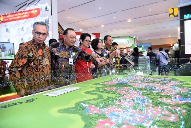 Dirjen Kementerian PUPR dan pejabat terkait usai pembukaan Indonesia Properti Expo (IPEX) 2018, di Hall A & B Jakarta Convention Center (JCC), Senayan, Jakarta