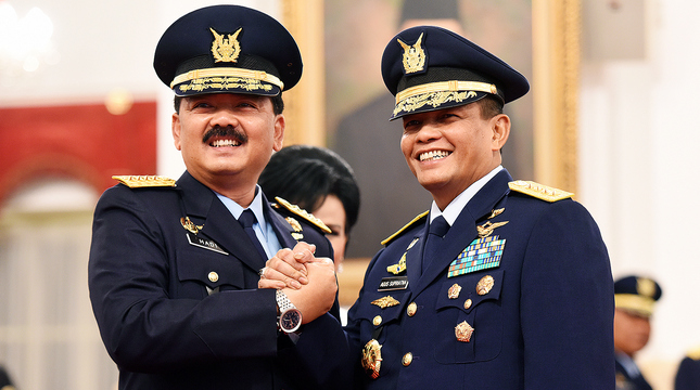 KSAU Marsekal Hadi Tjahjanto melakukan salam komando dengan Marsekal Agus Supriatna yang digantikannya, di Istana Negara, Jakarta, Rabu (18/1/2017) siang. (Foto: Setkab/Agung)
