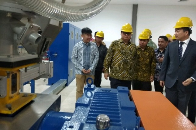 Menteri Perindustrian Airlangga Hartarto saat mengunjungi pabrik kabel serat optik PT ZTT Cable Indonesia (Foto: Ridwan/Industry.co.id)