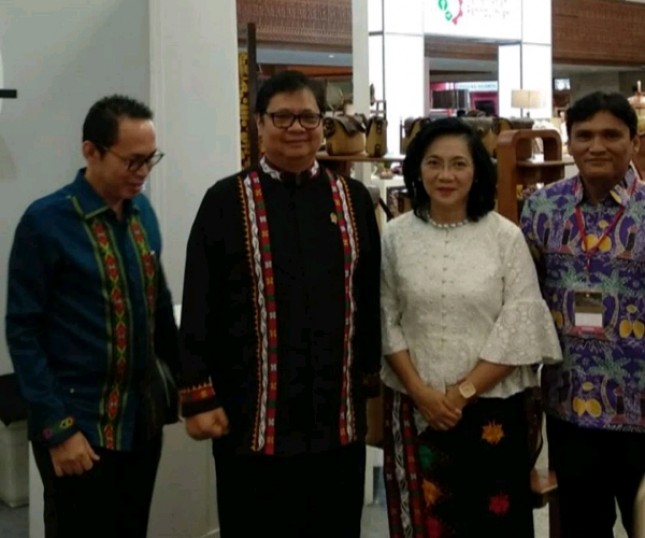 Menteri Perindustrian Airlangga Hartarto bersama Dirjen IKM Kemenperin Gati Wibawaningsih seusai acara Pameran KriyaNusa (Foto: Dok. Industry.co.id)