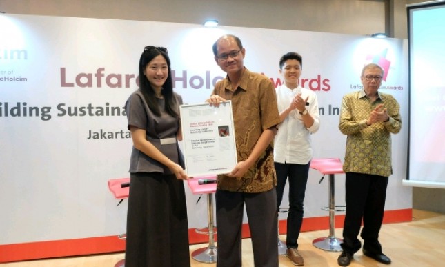 Sustainable Development Manager Holcim Indonesia Oepoyo Prakoso menyerahkan penghargaan Global Finalist kepada Daliana Suryawinata (Foto: Dok. Holcim Indonesia) 