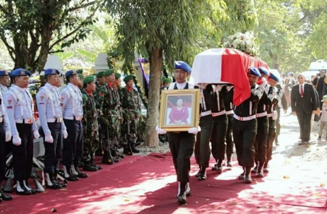 Ny. Roesmiati Soepandji Dimakamkan Secara Militer dan Dianugerahi Bintang Gerilya oleh Presiden RI