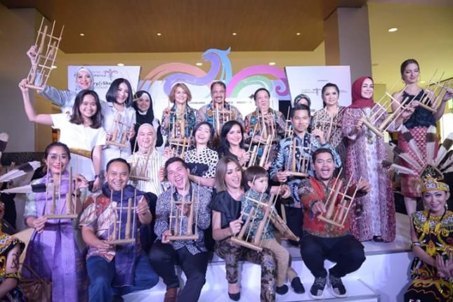 Menteri Pariwisata bersama sejumlah selebriti saat membuka Celebrity Culture Fest-Wonderful Indonesia Culinary & Shopping Festival 2018 (Foto: Kemenpar) 