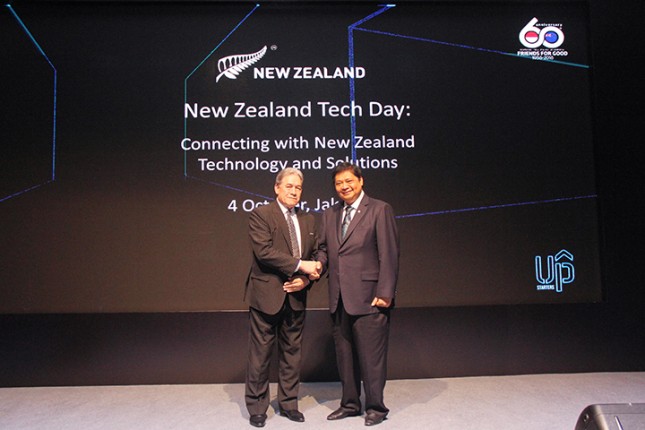 Menteri Perindustrian Airlangga Hartarto berfoto bersama Wakil Perdana Menteri Selandia Baru Winston Peters pada rangkaian acara New Zealand Tech Day di Jakarta (Foto: Kemenperin) 