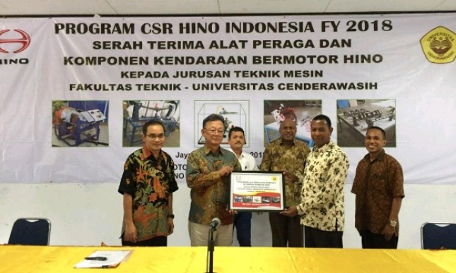 Presiden Direktur HMMI Kazushi Ehara secara simbolik menyerahkan peralatan penunjang kegiatan belajar dan mengajar kepada perwakilan dari Univeraitas Cendrawasih Jayapura, Papua 
