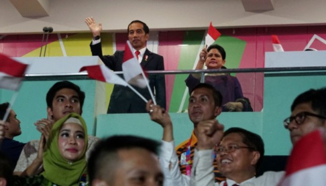 Presiden Jokowi dan Ibu Negara Iriana memberikan dukungan semangat bagi atlet-atlet Indonesia pada defile peserta pembukaan Asian Para Games 2018, di Stadion Utama GBK, Jakarta, Sabtu (6/10) malam. (Foto: Agung/Humas)