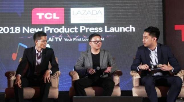 Para Pimpinan TCL Indoneseia memberikan keterangan saat peluncuran Televisi TCL berbasis Android