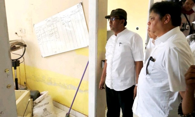 Menteri Perindustrian Airlangga Hartarto(kanan) meninjau langsung kerusakan yang terjadi di Rumah Cokelat salah satu industri kecil dan menengah (IKM) yang terkena dampak gempa di Palu
