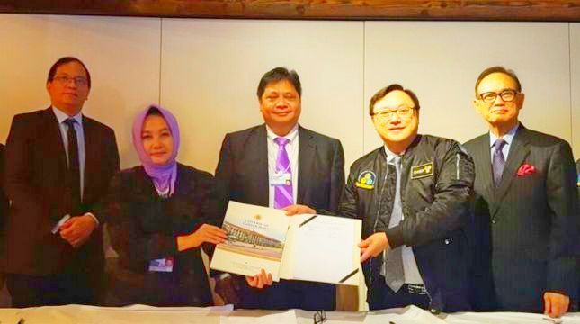 Menteri Perindustrian Airlangga Hartarto menyaksikan kerjasama UGM dan Yogyakarta dan Six Capital di Davos, Swiss. (Foto; IST)