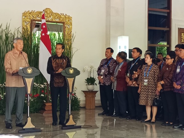 Presiden RI Joko Widodo (Jokowi) mengadakan pertemuan bilateral dengan Perdana MenteriSingapuraLee Hsien Long di Nusa Dua, Bali