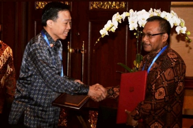 Kepala BPPI Kemenperin RI Ngakan Timur Antara bersama CEO Enterprise Singapore, Png Cheong Boon seusai menandatangani MoU Implementasi Industri 4.0 (Foto: Kemenperin)