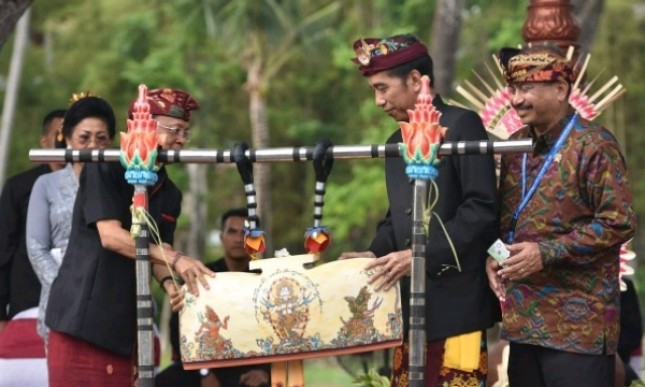 Presiden Jokowi didampingi Menteri Pariwisata dan Gubernur Bali membuka Karnaval Budaya Bali, di BNDCC, Nusa Dua, Bali