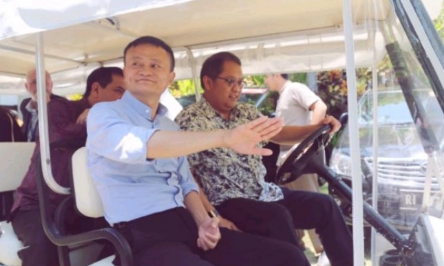 Menteri Kominfo Rudiantara bertemu Pendiri Alibaba, Jack Ma disela-sela rangkaian acara IMF-World Bank di Nusa Dua, Bali (Foto: Kominfo) 