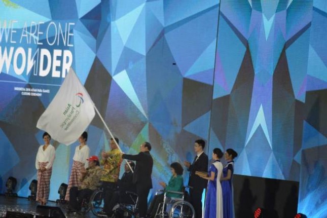 Upacara serah terima bendera Asian Paralympic Comitte di closing ceremony Asian Para Games 2018 pada Sabtu (13/10/2018) 
