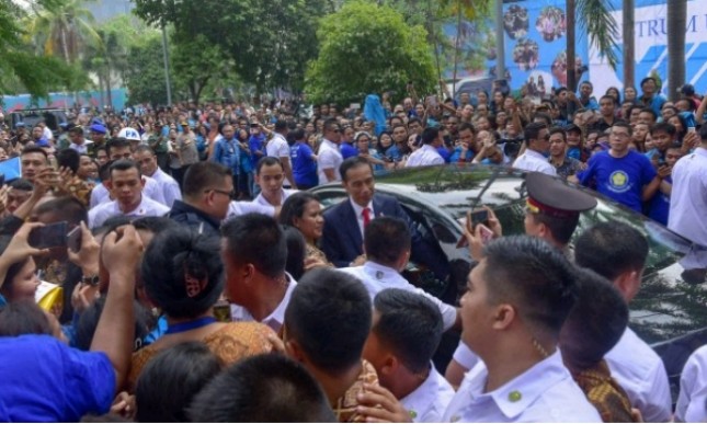 Presiden Joko Widodo (Jokowi) saat menghadiri Sidang Terbuka Senat Universitas Kristen Indonesia (UKI) (Foto: Setkab) 