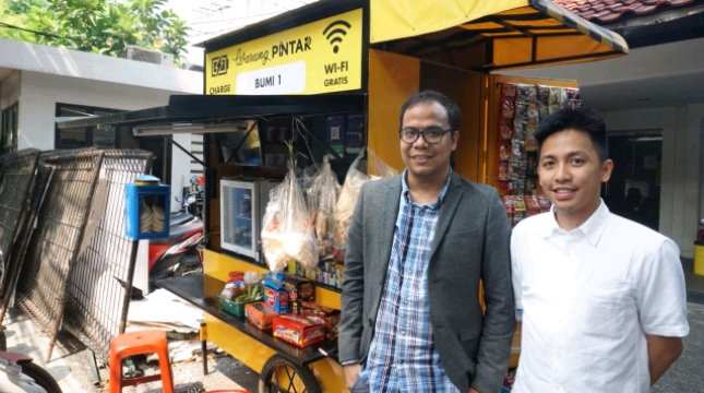 Ivan Nikolas Tambunan, CEO & Co-Founder Akseleran bersama Andri Madian, Chief Marketing Officer Akseleran di Warung Pintar, Jakarta.