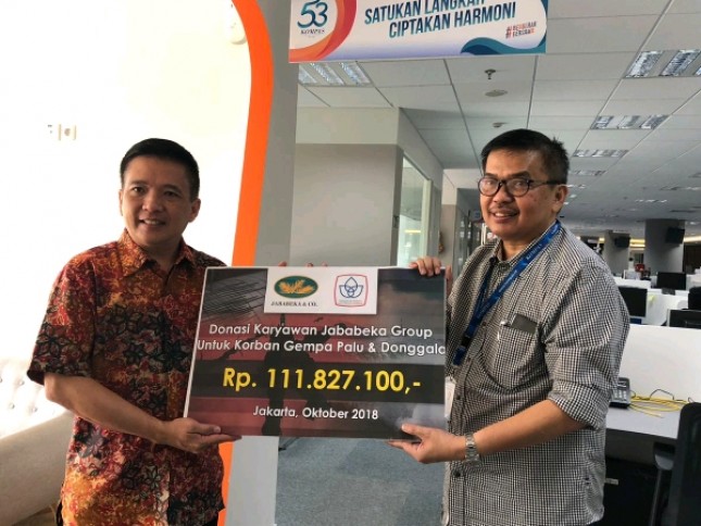 HR Director Jababeka Group Reza Widyaprastha saat menyerahkan donasi untuk korban gempa Sulawesi Tengah kepada Ketua Yayasan Dana Kemanusiaan Kompas Rusdi Amral (Foto: Ridwan/Industry.co.id)