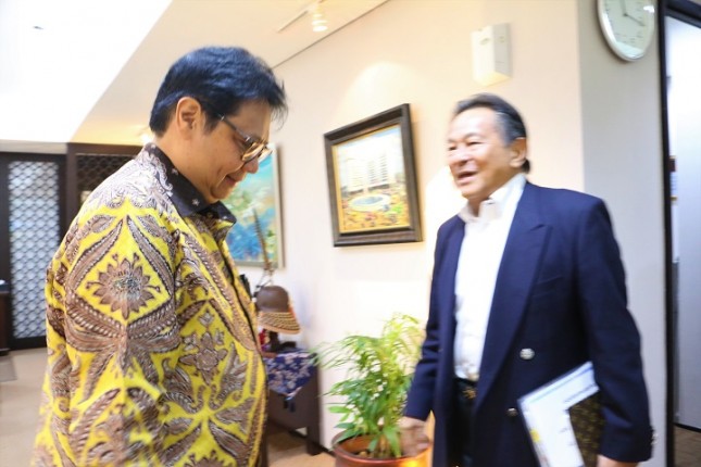 Menteri Perindustrian Airlangga Hartarto saat menerima kunjungan Presiden Komisaris Indomobil Group Soebronto Laras (Foto: Kemenperin) 