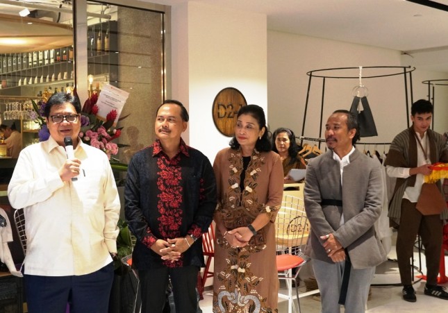 Menteri Perindustrian Airlangga Hartarto didampingi Duta Besar Indonesia untuk Singapura Ngurah Swajayameresmikan pembukaangerai fesyen D2-1 di Paragon Mal, Singapura (Foto: Kemenperin)