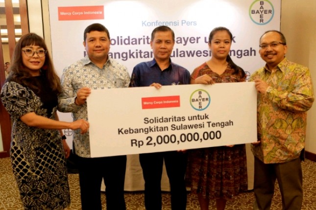Penyerahan simbolis dukungan Bayer bagi korban bencana alam di Sulawesi Tengah