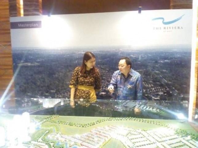 Direktur Metland Olivia Surodjo dan Head of Residential Keppel Land Indonesia Supardi Ang menunjukan maket The Riviera