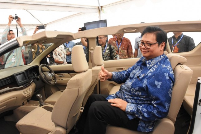 Menteri Perindustrian Airlangga Hartarto saat melihat interior All New Ertiga sebelummelepas ekspor perdanake ke 22 negara tujuan ekspor di Pabrik Suzuki Cikarang, Bekasi, Jawa Barat (Foto: Kemeneprin)
