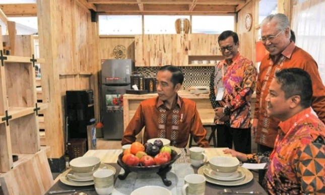 Presiden Jokowi saat meninjau stand Trade Expor Indonesia 2018 (Foto: Setkab) 