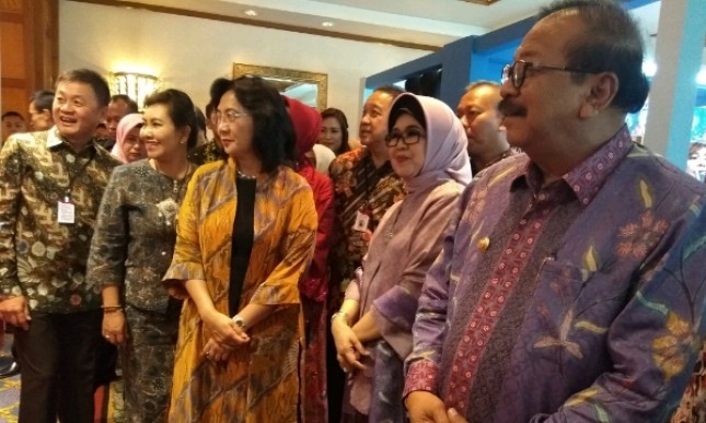 Dirjen IKM Kemenperin Gati Wibawaningsih bersama Gubernur Jawa Timur Soekarwo saat mengunjungi stand di pameran Surabaya International Jewellery Fair (SIJF) 2018 (Foto: Ridwan/Industry.co.id)