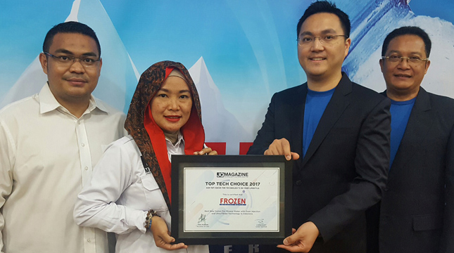 Penerimaan penghargaan untuk Best New Comer for Mineral Water