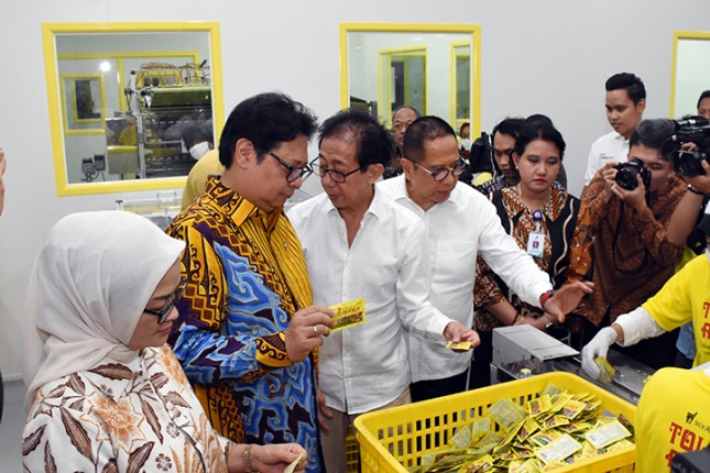 Menteri Perindustrian Airlangga Hartarto bersama Direktur Sido Muncul Irwan Hidayat melihat produk yang dihasilkan saat meninjau pabrik Cairan Obat Dalam (COD) Sido Muncul di Ungaran, Jawa Tengah (Foto: Kemenperin)