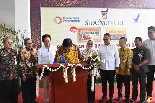 Menteri Perindustrian Airlangga Hartarto saat menandatangani prasasti perluasan pabrik baru Cairan Obat Dalam (COD) Sido Muncul di Ungaran, Jawa Tengah (Foto: Kemenperin) 