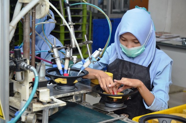 Aktivitas pekerja dalam bagian proses produksi di industri elektronika