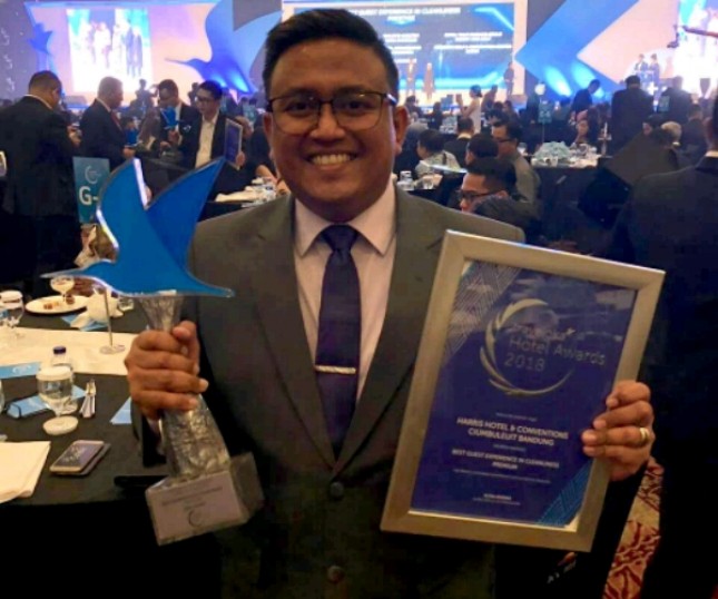 General Manager HARRIS Hotel & Conventions Ciumbuleuit Bandung Benedictus Jodie saat menerima penghargaan Traveloka Hotel Awards