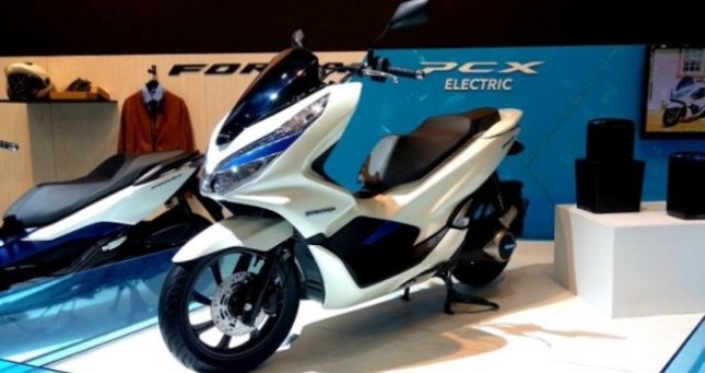 PT Astra Honda Motor (AHM) resmi memperkenalkan skuter matic terbarunya yaitu PCX listrik dalam gelaran pameran sepeda motor Indonesia atau Indonesia Motorcycle Show 2018.