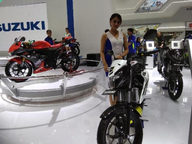 PT Suzuki Indomobil Sales (SIS) memanfaatkan momen Indonesia Motorcycle Show (IMOS) 2018 dengan menghadirkan line up model GSX-R150 dengan fitur anti lock braking system &#40;ABS&#41;. 