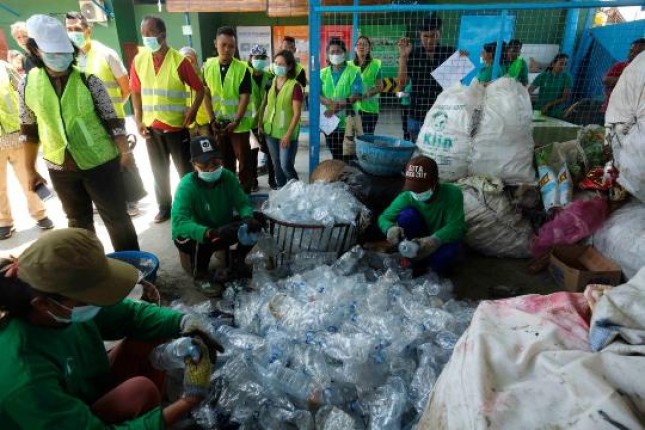 Proses pemilahan botol bekas di Bali PET Recycling Center (Foto Dok Industry.co.id0