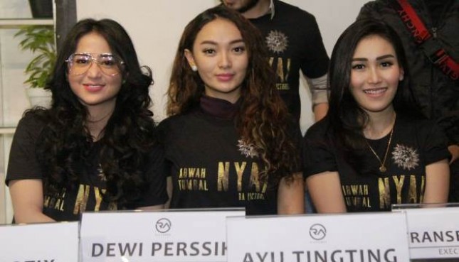Dewi Perssik, Zaskia Gotik dan Ayu Ting Ting bertemu dalam film Arwah Tumbal Nyai