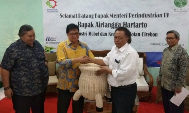 Menteri Perindustrian Airlangga Hartarto menerima tandamata dari Ketua Umum HIMKI Soenoto saat kunjungan kerja ke PT House of Rattan di Cirebon (Foto: Ridwan/Industry.co.id)