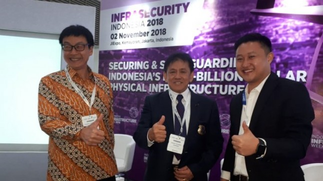 Ketua Umum AISKINDO Stefanus Ronald Juanto (kanan) dalam dan pameran Infrastucture Week 2018 di JIExpo Kemayoran, Jakarta, Jumat (2/11/2018