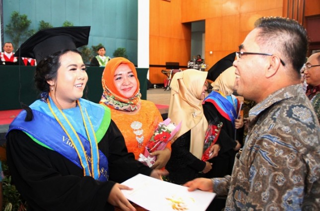 Sekjen Kemenperin Haris Munandar saat acara Wisuda Politeknik STT Bandung (Foto: Kemenperin) 
