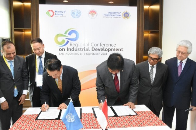 Menteri Perindustrian Airlangga Hartarto bersama Dirjen UNIDO saat menandatangani kerja sama sektor industri (Foto: Kemenperin)