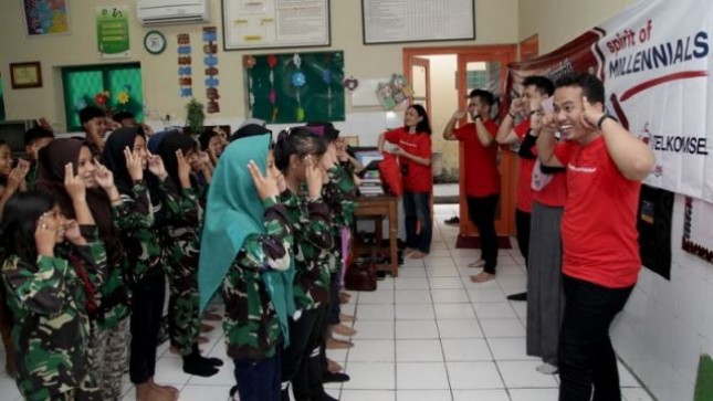 Milenial Telkomsel bersama ratusan Milenial dari 12 BUMN yang tergabung dalam program Spirit of Millennials BUMN melakukan aksi sosial bagi 1.000 pelajar sekolah dasar (SD) di Surabaya dan sekitarnya.