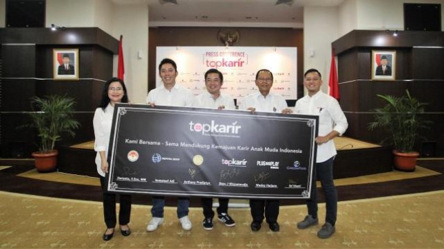 Bayu Janitra Wirjoatomodjo selaku CEO dan Co-Founder PT Top Karir Indonesia mendeklarasikan Topkarir.com sebagai portal karirnya anak muda Indonesia. 