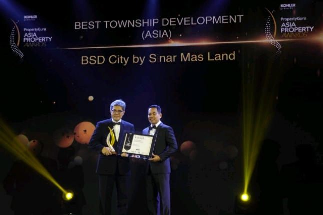 Managing Director President Office Sinar Mas Land Dhony Rahajoe saat menerima penghargaan The Best Township Development di Ajang Asia Property Award 2018