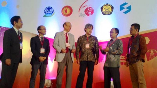 Para Pembicara dan Pemangku Kepentingan Tentang Energi di Indonesia dalam pembukaan Japanese Business Alliance for Smart Energy Worldwide (JASE-W) di Kempinski Hotel 