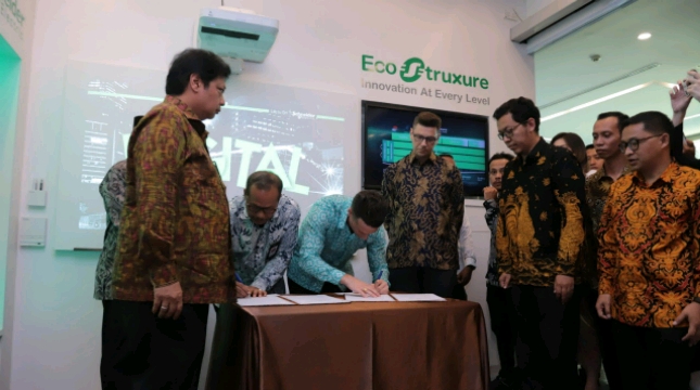Menteri Perindustrian Airlangga Hartarto saat menyaksikan penandatanganan MoU antara Kementerian Perindustrian dengan Schneider Electric terkait peningkatan implementasi industri 4.0 (Foto: Schneider Electric)