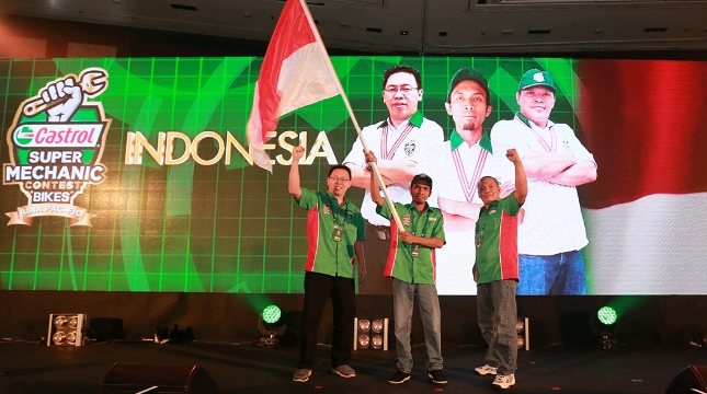 Tim Mekanik asal Indonesia yg diwakili oleh (ki-ka) Hari Wijaya (Nusantara Motor Jakarta), Rohim (Vergita Motor Sidoarjo), Mualim (Berkat Motor Tangerang)